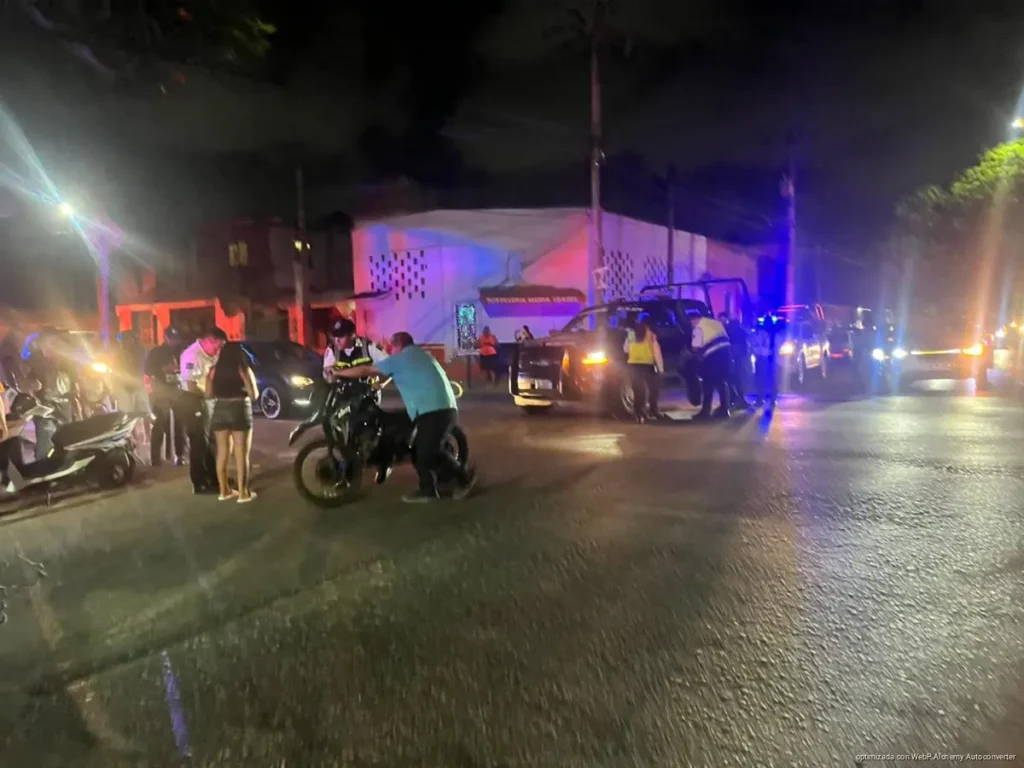 Deja choque con patrulla a motociclista gravemente herido