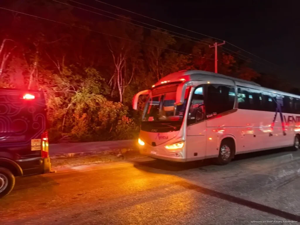 Trasladan a joven al hospital tras desmayarse en autobús turístico