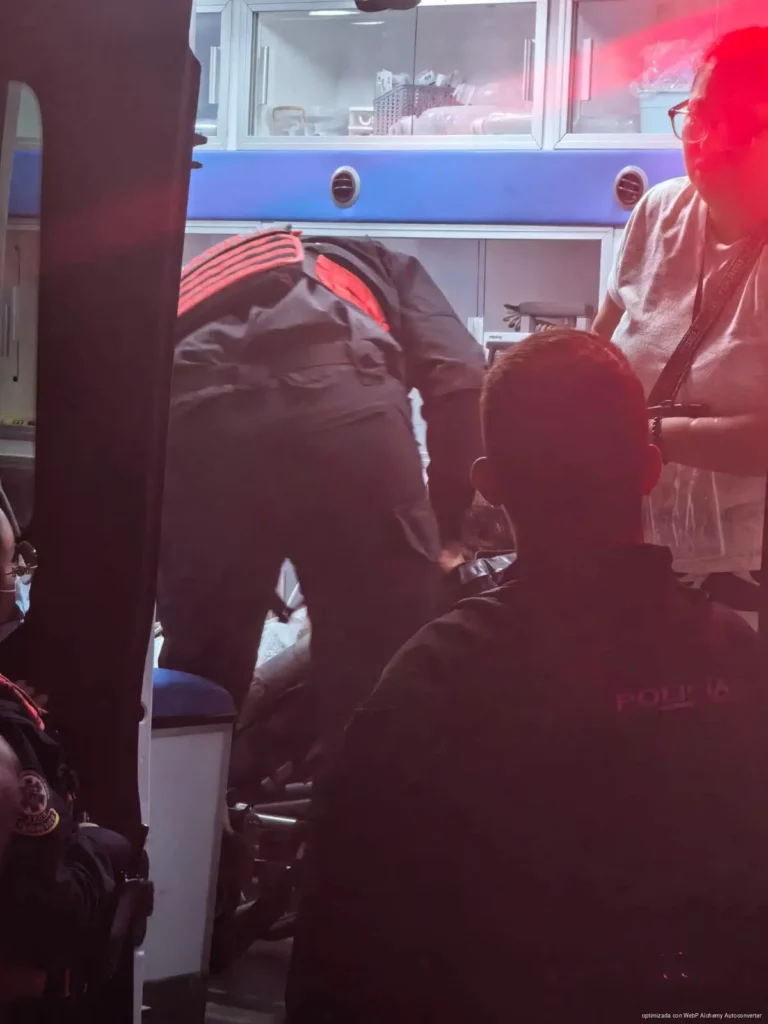 Trasladan a joven al hospital tras desmayarse en autobús turístico