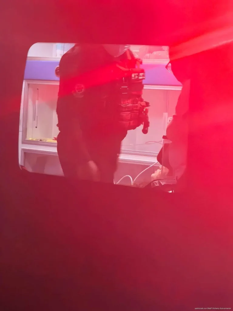Trasladan a joven al hospital tras desmayarse en autobús turístico