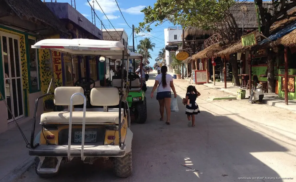 Urgen liberar banquetas y regular vehículos pesados en Holbox Urgen liberar banquetas y regular vehículos pesados en Holbox