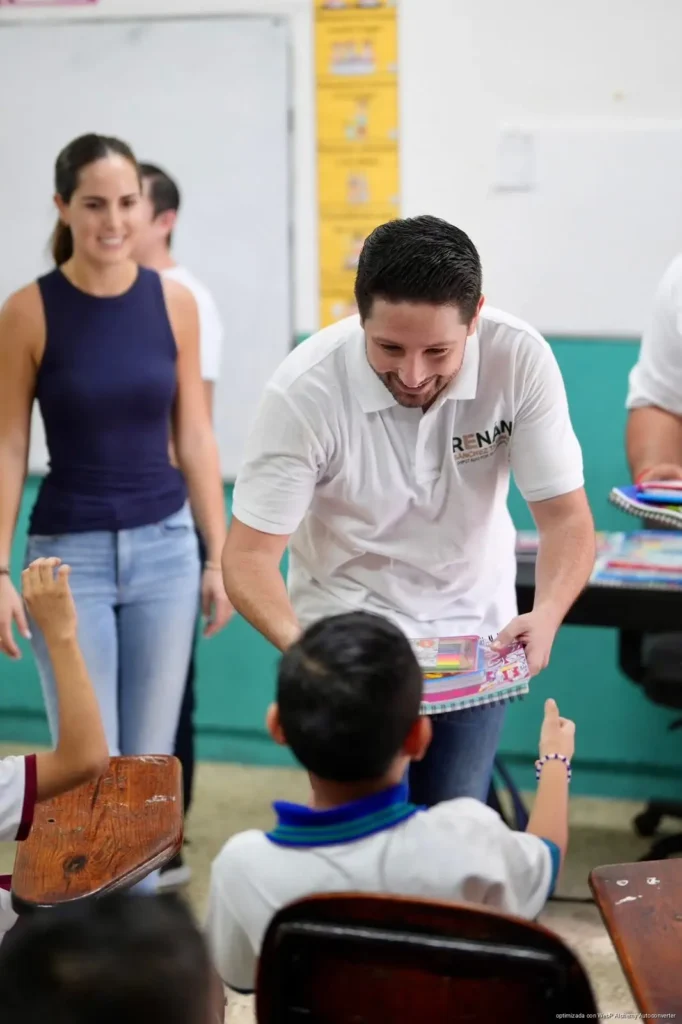 Renán Sánchez Tajonar lanza programa de entrega de kits de libretas para estudiantes cozumeleños