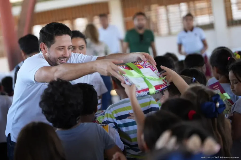 Renán Sánchez Tajonar lanza programa de entrega de kits de libretas para estudiantes cozumeleños