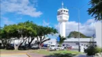 Aumentan capacidad de vuelos para temporada de invierno en Cozumel COZUMEL, Quintana Roo, 7 de agosto de 2026.- El Aeropuerto Internacional de Cozumel ya tiene completamente programada la temporada de invierno y mantendrá las mismas rutas operadas durante 2025, aunque con aeronaves de mayor capacidad, lo que permitirá incrementar el número de pasajeros que llegan a la isla. Pablo Esteban Ortiz, administrador del Aeropuerto Internacional de Cozumel, informó que algunos aviones que anteriormente transportaban alrededor de 190 pasajeros ahora cuentan con capacidad para 212, mientras que otras aeronaves pasaron de 200 a aproximadamente 225 viajeros. El funcionario consideró que este incremento representa una ventaja para el destino, al permitir recibir a más visitantes sin necesidad de abrir nuevas rutas durante la temporada invernal. Ortiz señaló que, pese a que durante febrero y marzo se registró un acumulado de alrededor de 3 por ciento menos pasajeros en comparación con 2025, existe confianza en cerrar 2026 con mejores resultados. Añadió que también se mantiene coordinación permanente con autoridades federales, Aduanas, Guardia Nacional y demás dependencias que operan dentro de la terminal aérea. Finalmente, destacó que el objetivo es mantener activas las rutas actuales y aprovechar la mayor capacidad de las aeronaves para fortalecer la llegada de turistas durante los próximos meses.
