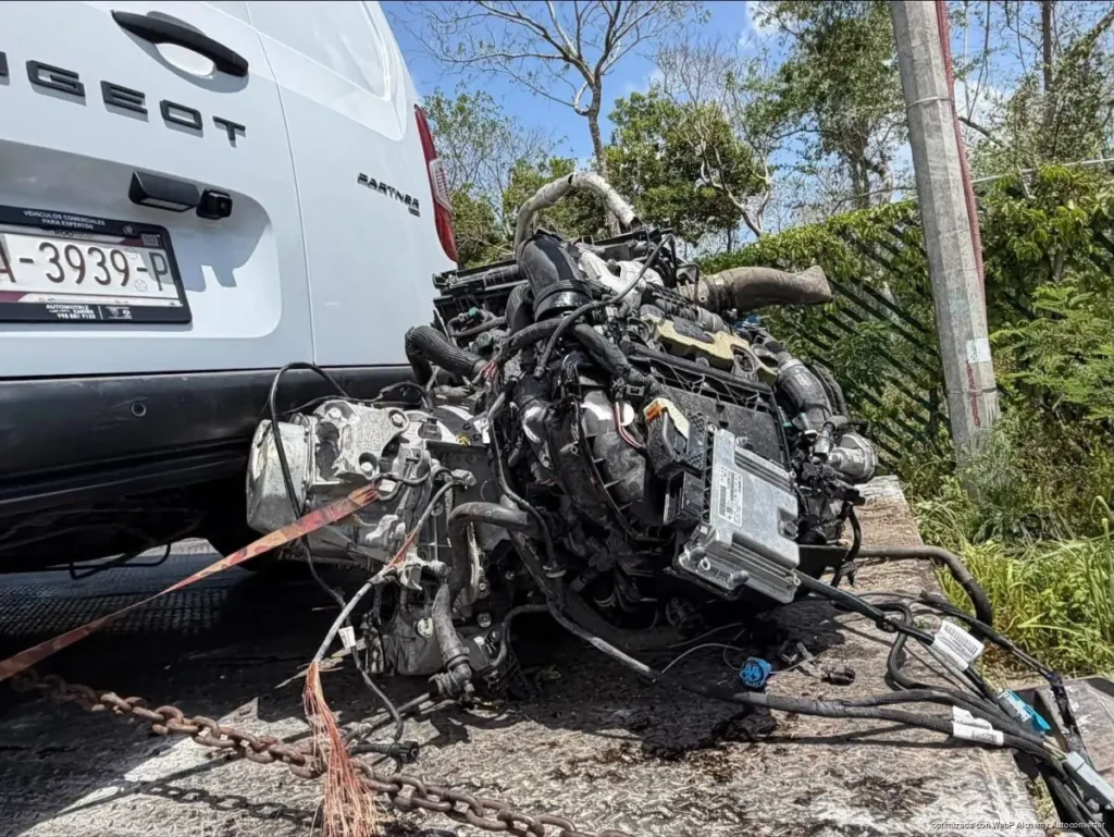 Se duerme al volante y termina fuera de la carretera; destroza Peugeot contra señalamiento