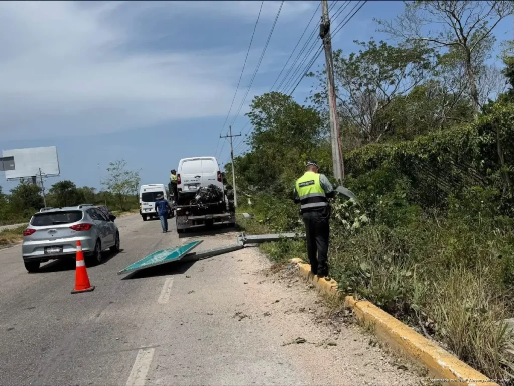 Se duerme al volante y termina fuera de la carretera; destroza Peugeot contra señalamiento