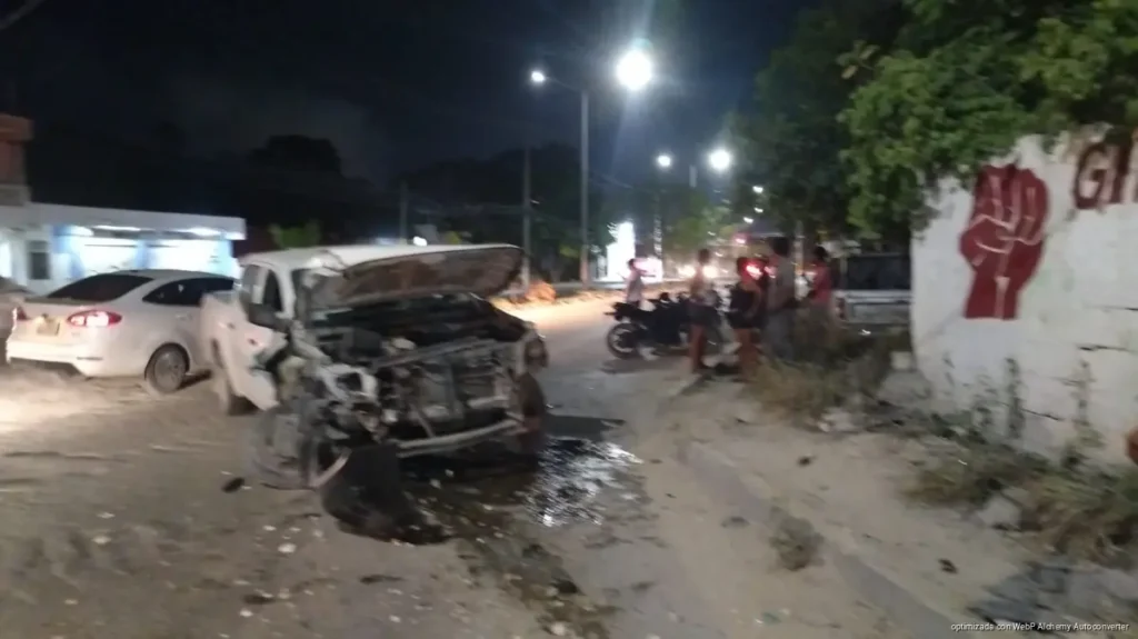 Destroza camioneta contra poste tras derrapar en Rancho Viejo