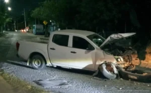 Destroza camioneta contra poste tras derrapar en Rancho Viejo Destroza camioneta contra poste tras derrapar en Rancho Viejo