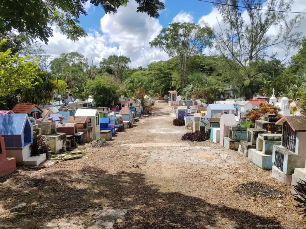 Saturan panteón de JMM y habilitan hasta pasillos para nuevos entierros