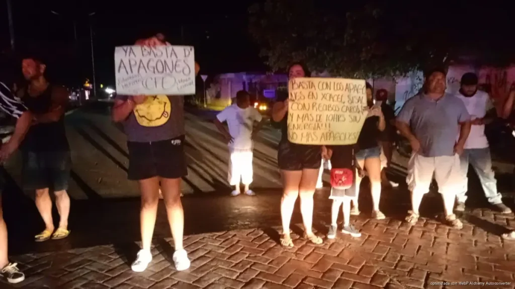 Bloquean avenida Constituyentes por nuevo apagón en Playa; exigen a CFE solución por fallas constantes