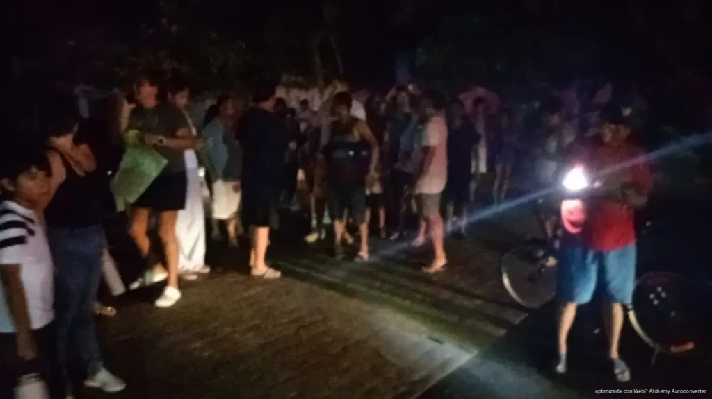 Bloquean avenida Constituyentes por nuevo apagón en Playa; exigen a CFE solución por fallas constantes