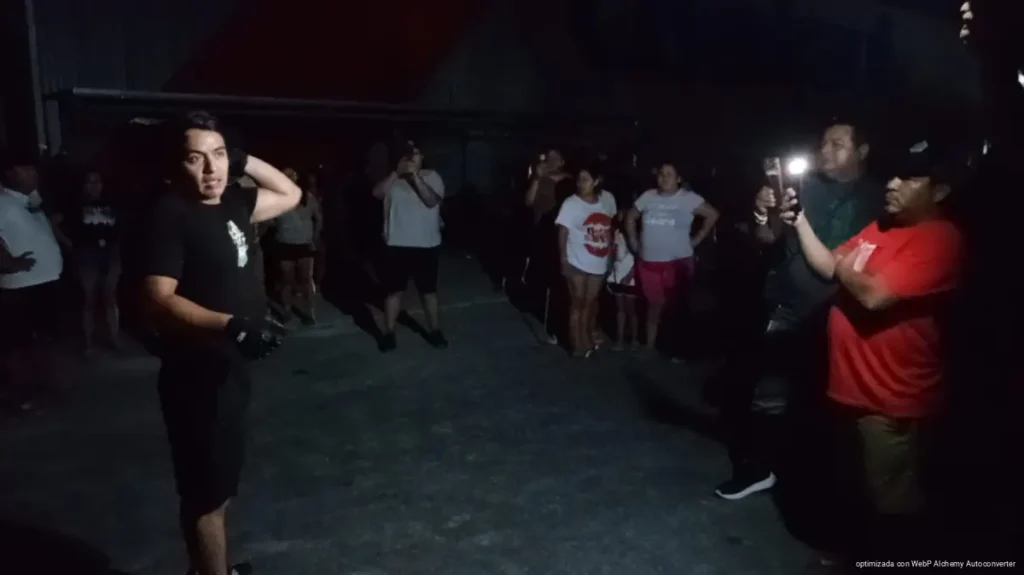 Bloquean avenida Constituyentes por nuevo apagón en Playa; exigen a CFE solución por fallas constantes
