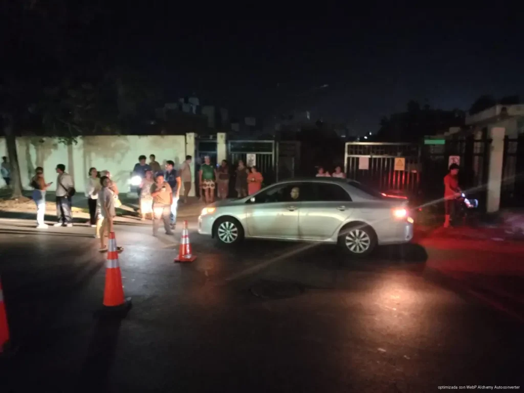 Bloquean avenida Constituyentes por nuevo apagón en Playa; exigen a CFE solución por fallas constantes