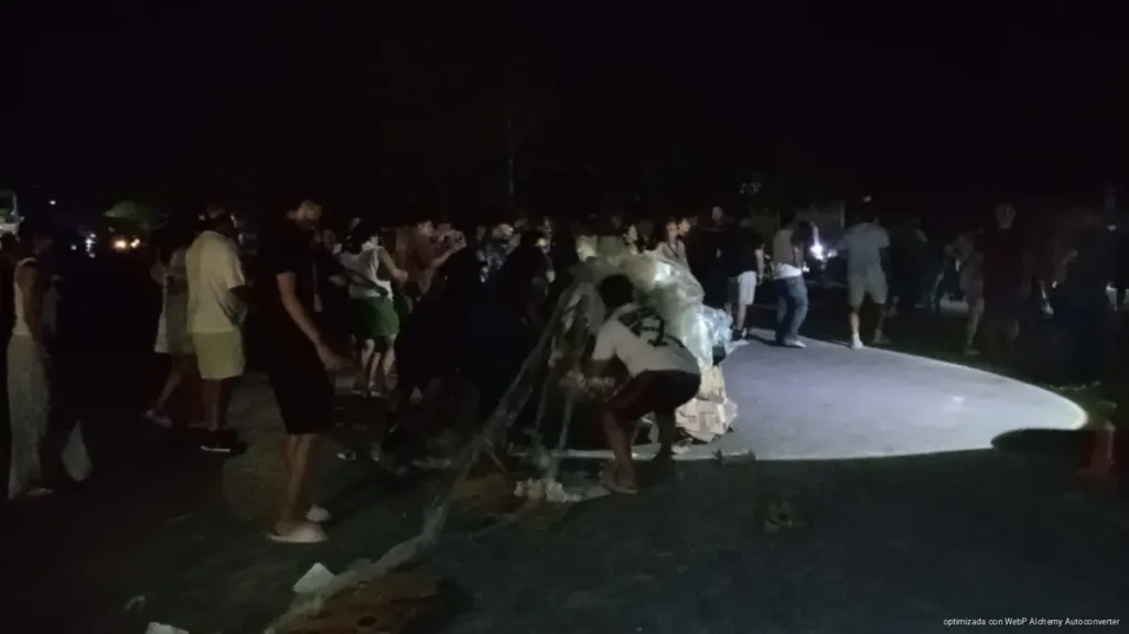 Bloquean avenida Constituyentes por nuevo apagón en Playa; exigen a CFE solución por fallas constantes