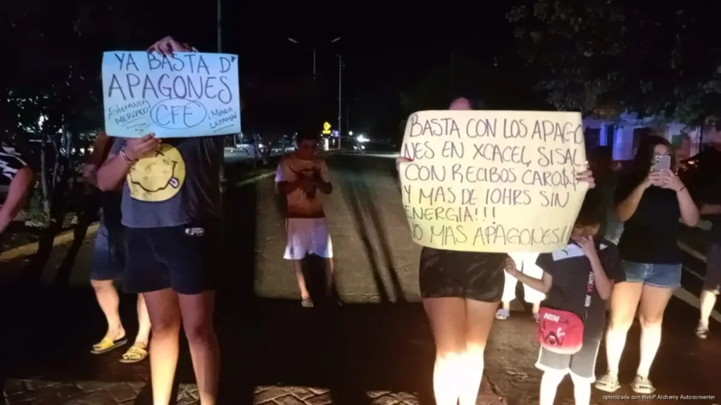 Bloquean avenida Constituyentes por nuevo apagón en Playa; exigen a CFE solución por fallas constantes