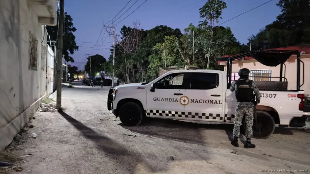 Catean domicilio en Región 243; reportan tres detenidos Catean domicilio en Región 243; reportan tres detenidos