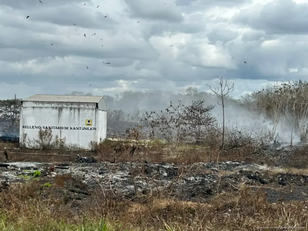 Alertan por quema de basura en tiraderos clandestinos de Kantunilkín Alertan por quema de basura en tiraderos clandestinos de Kantunilkín