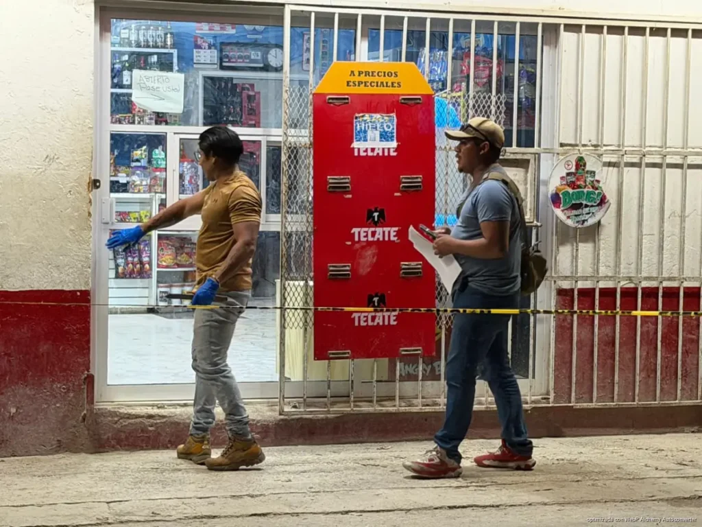 Catean minisúper por videos ligados a triple homicidio en Valle Verde