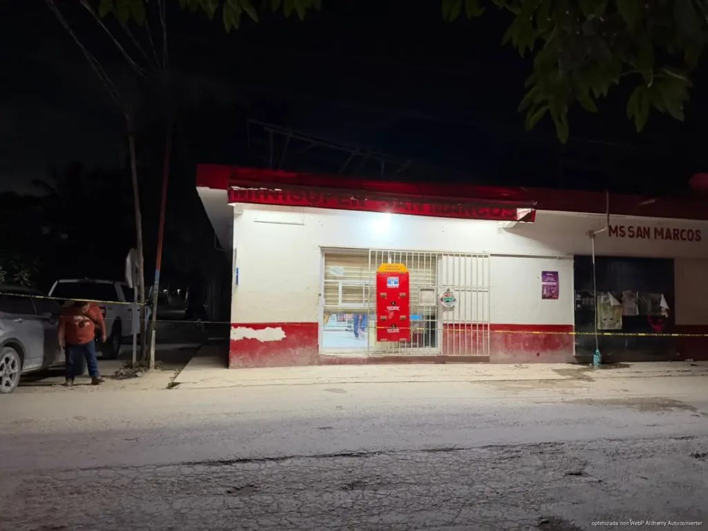 Catean minisúper por videos ligados a triple homicidio en Valle Verde