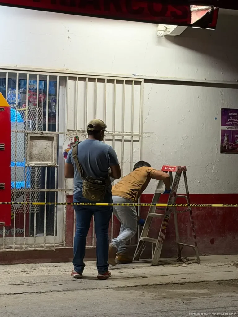 Catean minisúper por videos ligados a triple homicidio en Valle Verde