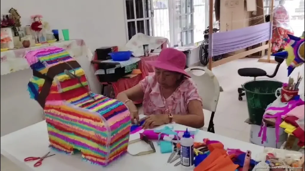 Impulsan venta de piñatas elaboradas por adultos mayores en Cozumel Impulsan venta de piñatas elaboradas por adultos mayores en Cozumel