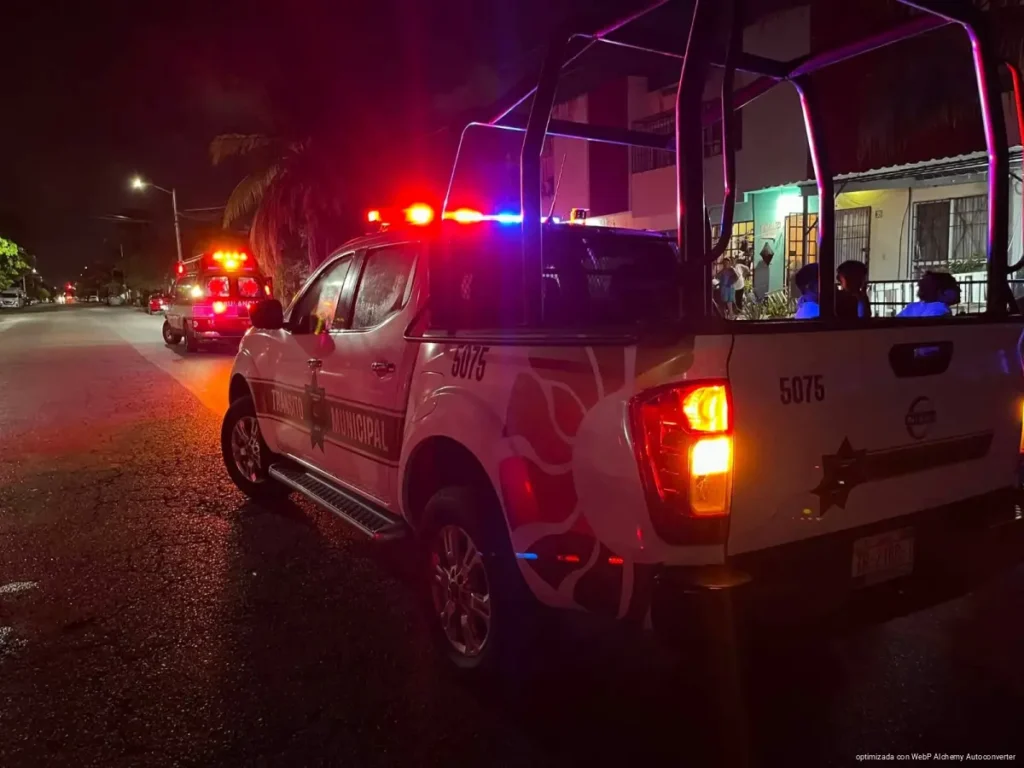 Deja accidente de motocicleta dos hombres gravemente lesionados en Cancún