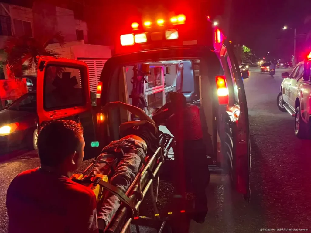 Deja accidente de motocicleta dos hombres gravemente lesionados en Cancún