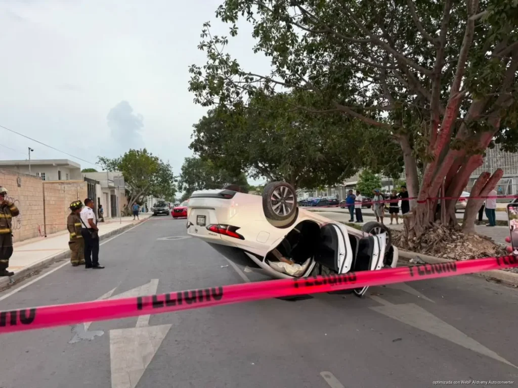 Vuelca automóvil tras chocar contra árbol en la Supermanzana 227 de Cancún Vuelca automóvil tras chocar contra árbol en la Supermanzana 227 de Cancún