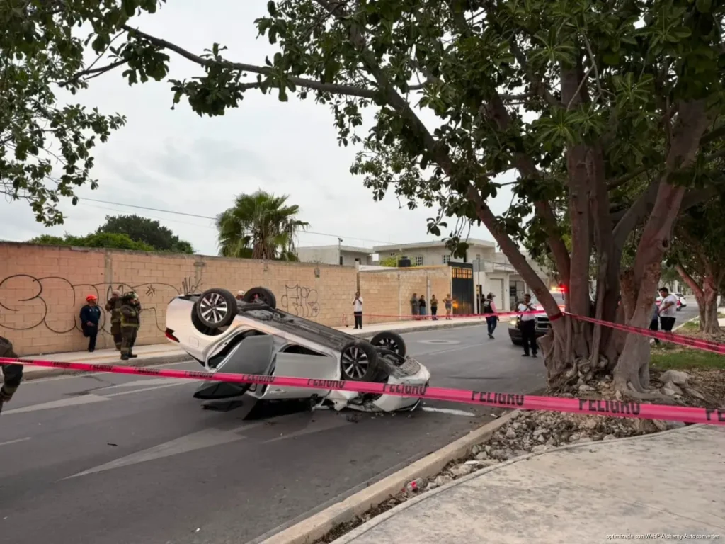 Vuelca automóvil tras chocar contra árbol en la Supermanzana 227 de Cancún