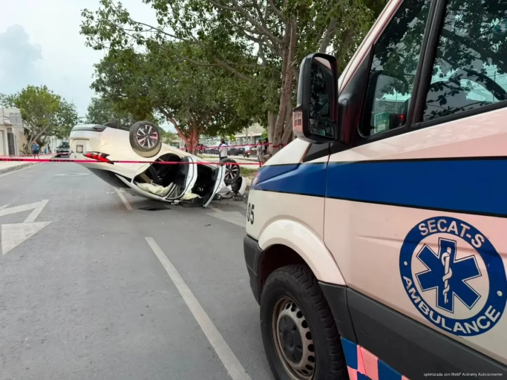 Vuelca automóvil tras chocar contra árbol en la Supermanzana 227 de Cancún