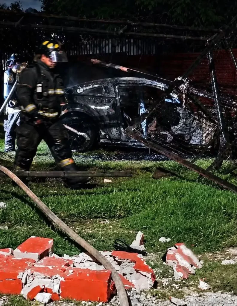 Mustang se estrella contra colegio en Cancún y deja tres jóvenes lesionados
