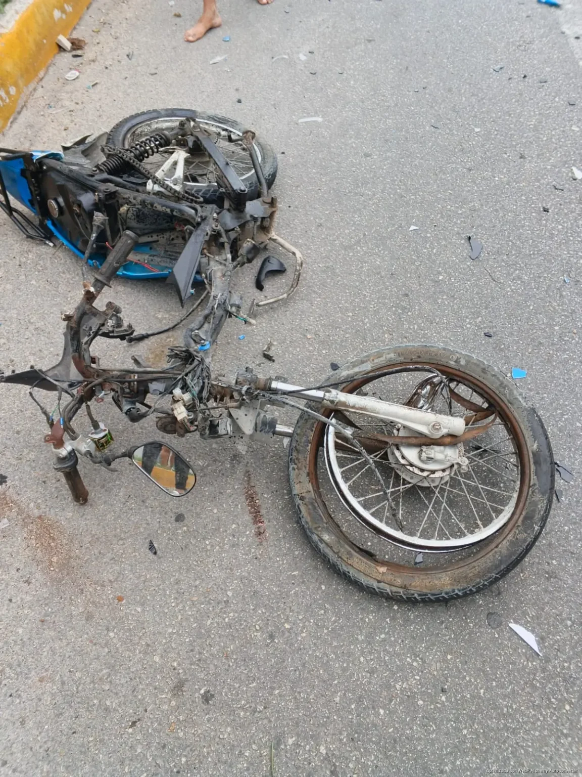 Calle cerrada por fiesta ocasiona choque de motociclista en Villas del Sol