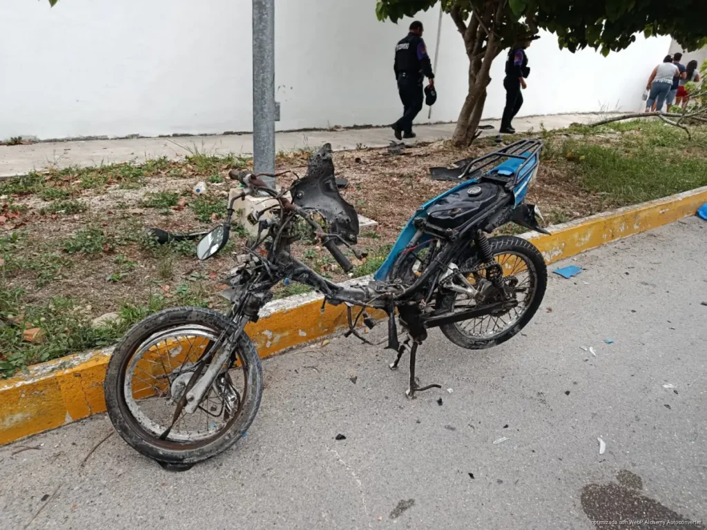 Calle cerrada por fiesta ocasiona choque de motociclista en Villas del Sol