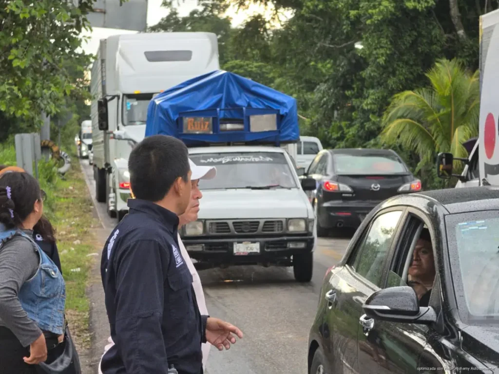 Cristina Torres atiende solicitudes por carreteras en Kantunilkín y lleva peticiones a la SICT