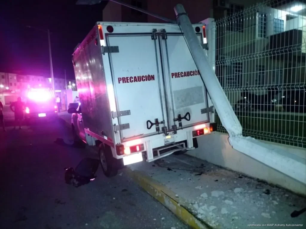 Conductor huye tras choque contra poste y abandona a su acompañante en Cancún
