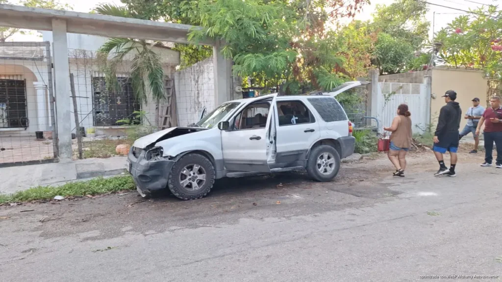 Joven provoca carambola y daña cinco vehículos en Cancún