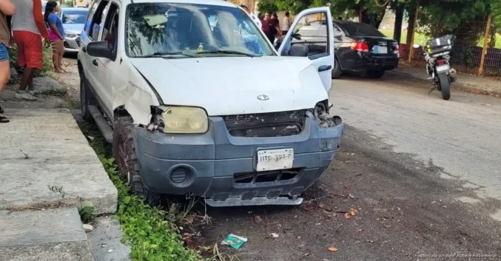 Joven provoca carambola y daña cinco vehículos en Cancún
