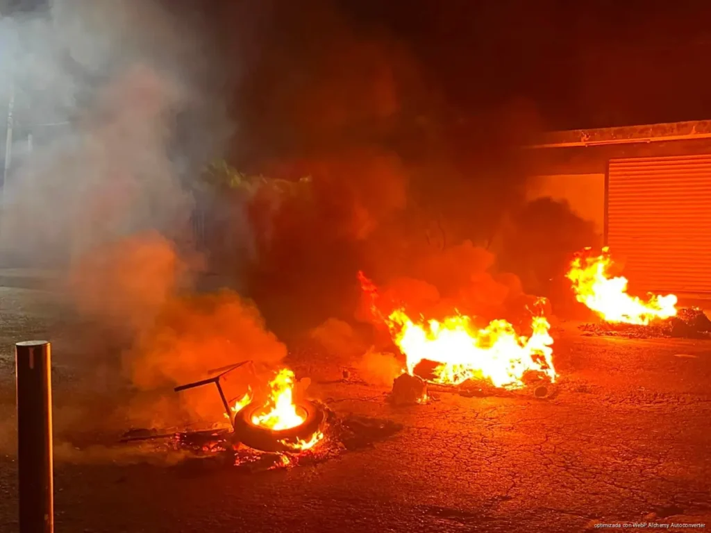 Tres días sin energía desatan protesta vecinal y bloquean Rancho Viejo en Cancún
