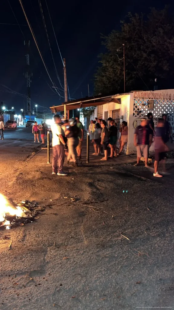 Tres días sin energía desatan protesta vecinal y bloquean Rancho Viejo en Cancún