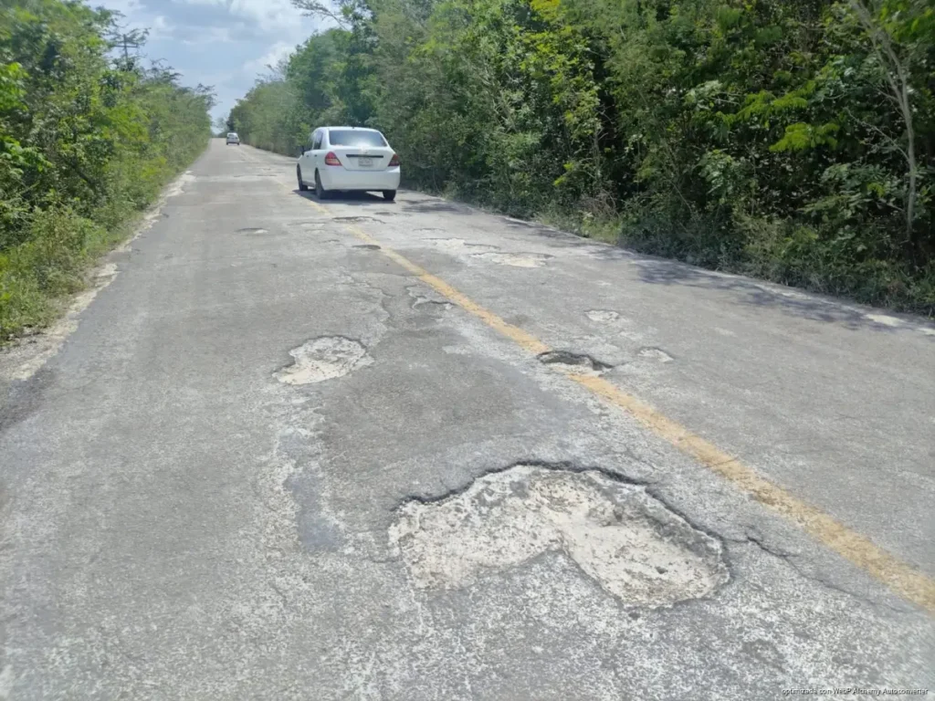 Carretera Nuevo Xcán-Cobá acumula 48 años de deterioro y habitantes de Lázaro Cárdenas piden reparar baches y desniveles del tramo