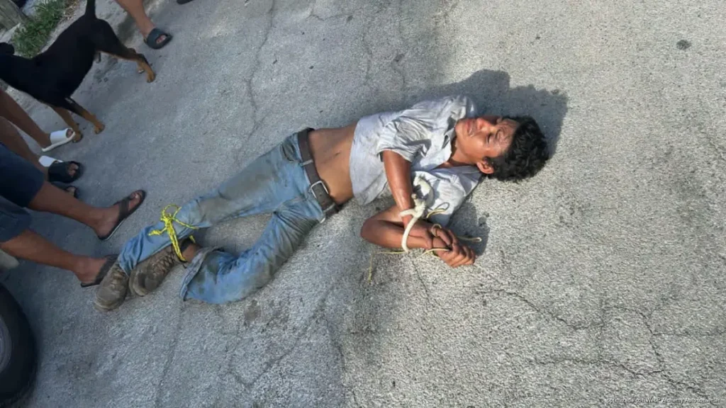 Retienen a presunto ladrón tras intento de robo en tienda de Cancún, donde vecinos intervinieron y pidieron apoyo a la Policía Municipal.