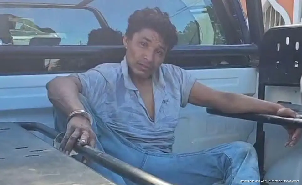 Retienen a presunto ladrón tras intento de robo en tienda de Cancún, donde vecinos intervinieron y pidieron apoyo a la Policía Municipal.