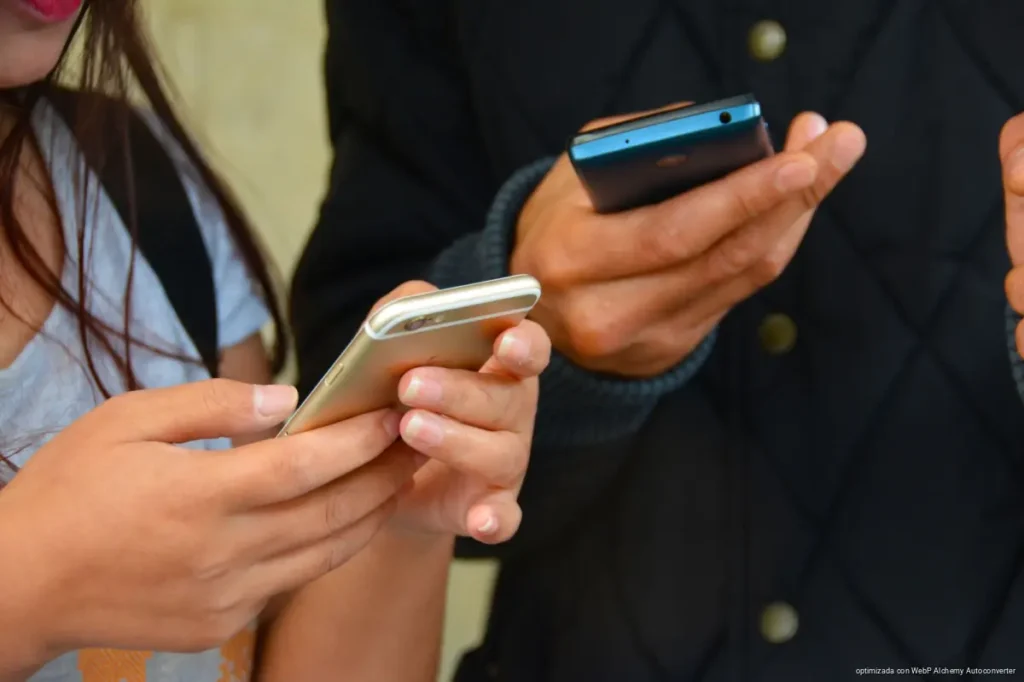 Celulares en escuelas de Quintana Roo podrían tener nuevas restricciones mientras autoridades analizan reglas para reducir distracciones en las aulas.