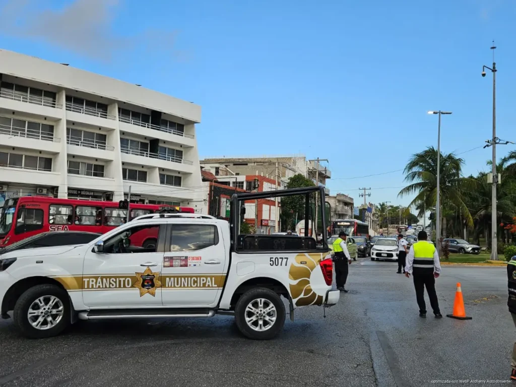 Madres buscadoras bloquean bulevar Kukulcán en Cancún para exigir localización de madre e hija desaparecidas