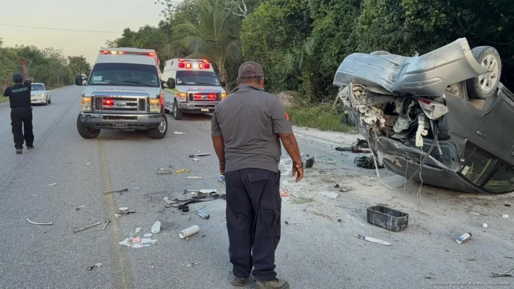 Vehículo abandonado tras volcadura genera riesgo en la carretera Tulum-Cobá