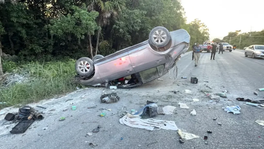 Vehículo abandonado tras volcadura genera riesgo en la carretera Tulum-Cobá Vehículo abandonado tras volcadura genera riesgo en la carretera Tulum-Cobá
