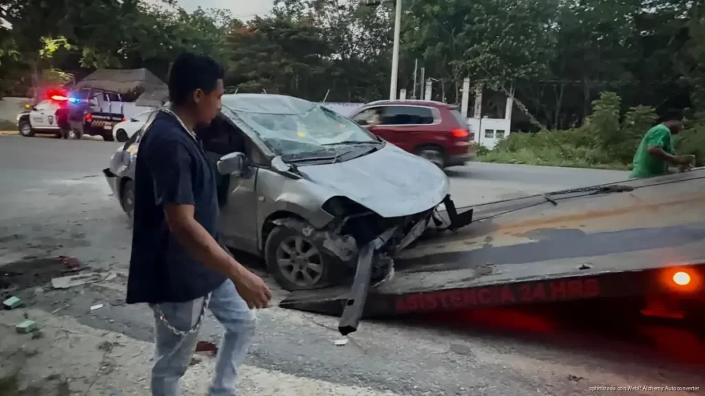 Vehículo abandonado tras volcadura genera riesgo en la carretera Tulum-Cobá