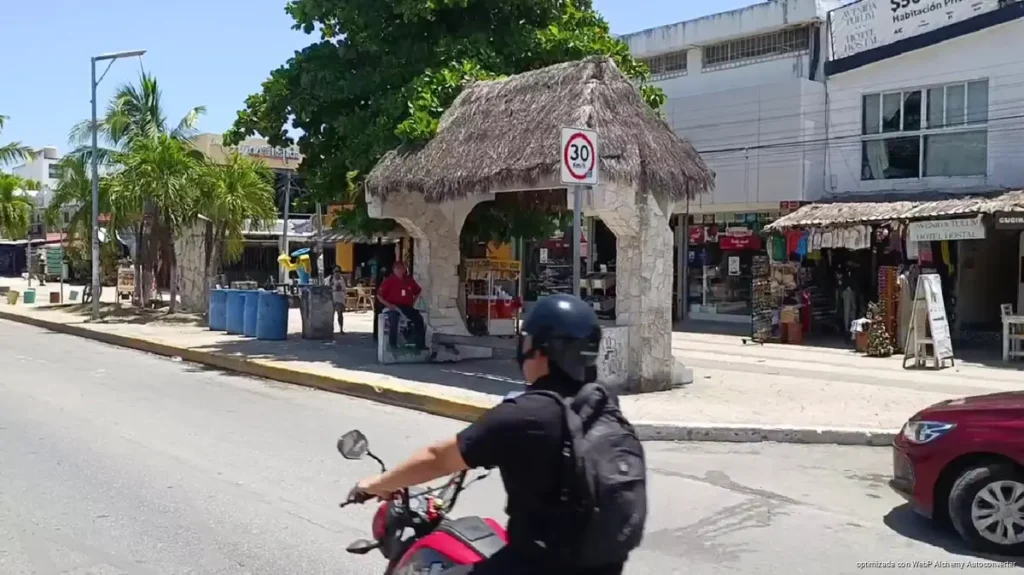 Transportistas en Tulum rechazan cambios en paraderos hacia Playa del Carmen