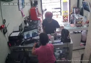 Captan en cámaras presunto robo en comercio de la Región 251 de Cancún Captan en cámaras presunto robo en comercio de la Región 251 de Cancún