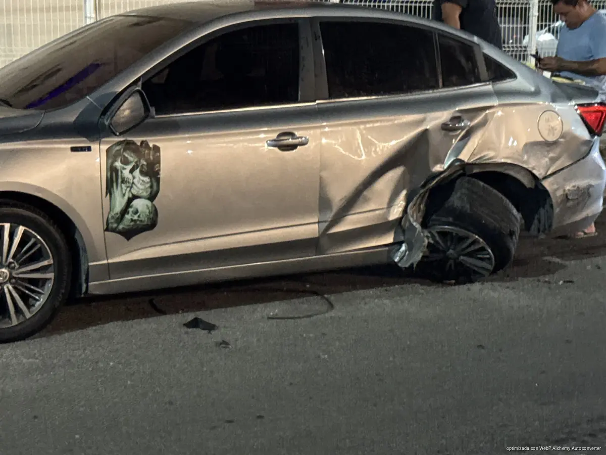 Automóvil en Cancún choca dos vehículos estacionados y termina volcado